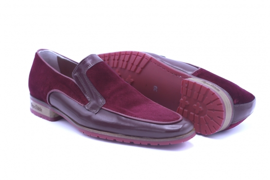 Modèle de chaussure Aristomilán fabriquè en velours bordeaux et bordeaux.