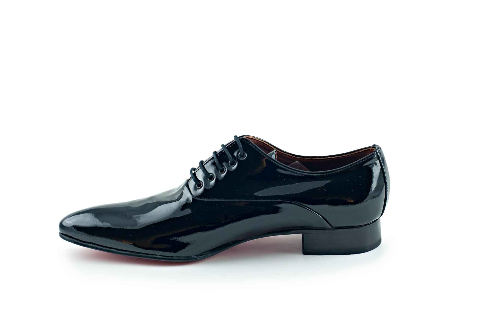 Sinatra shoe, manufactured in black patent leather.