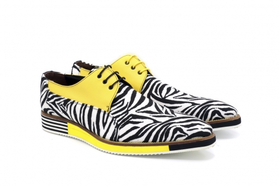 Modèle de sneaker Stripes, en nappa jaune et zèbre nappa.