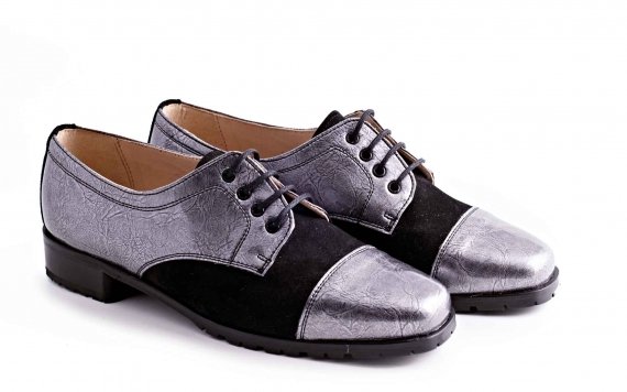 Modèle de chaussures de Pearl, en gris cuir verni et noir napa  