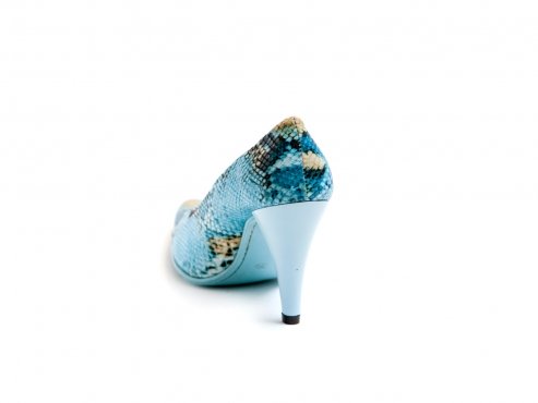 Modèle de chaussure Loraine, fabriquée en cobra turquoise.